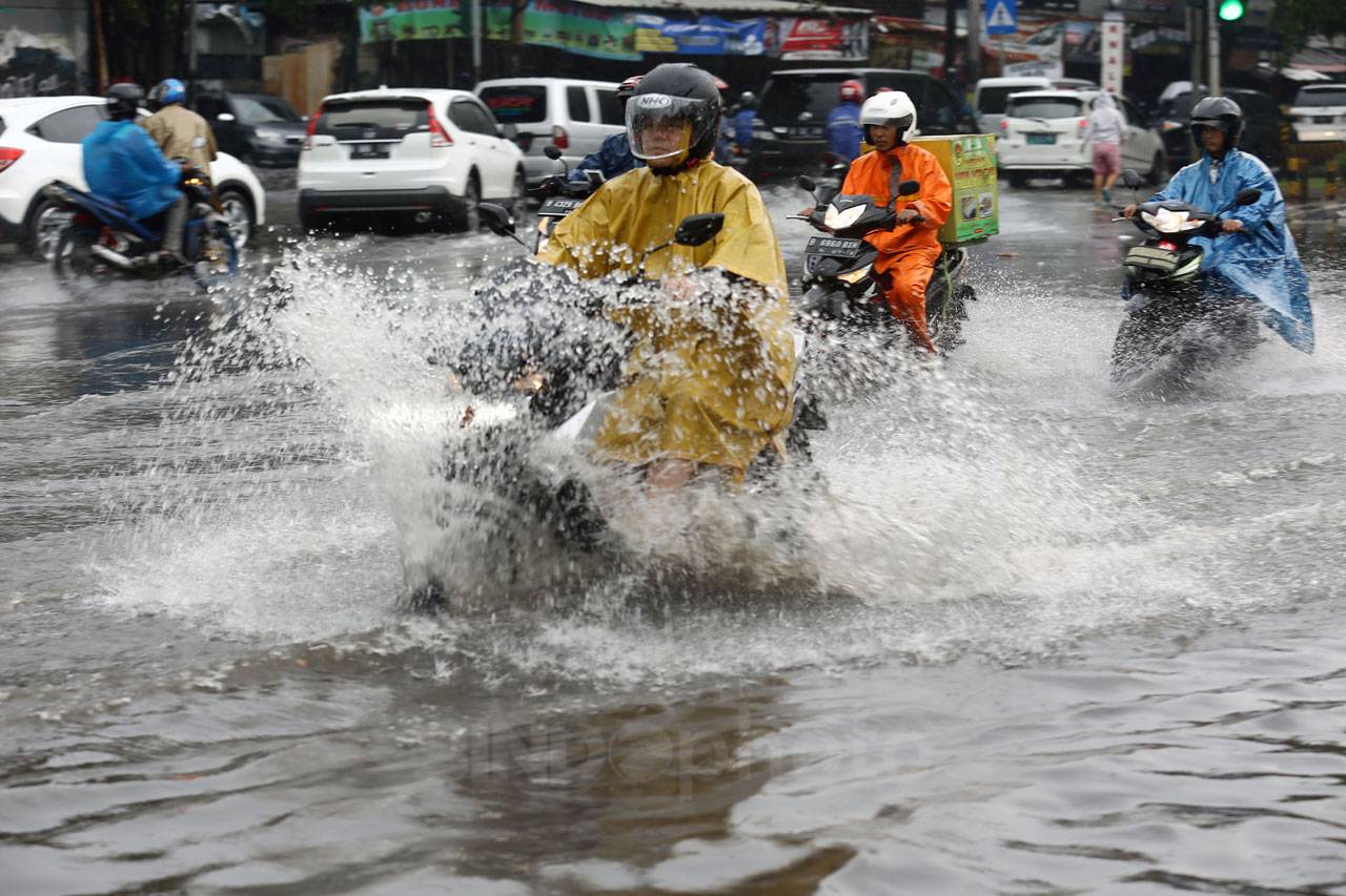 Hujan Deras, Air Genangi...