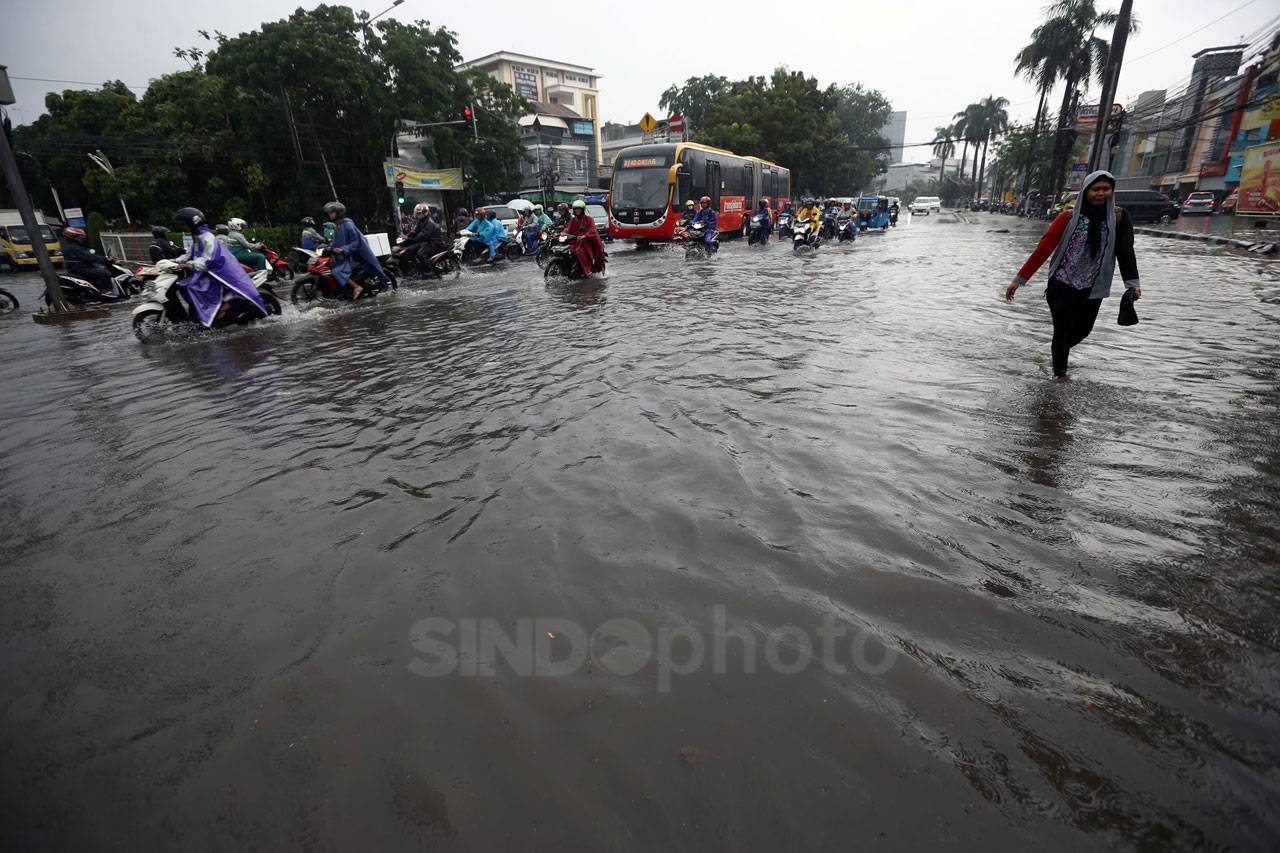 Hujan Deras, Air Genangi...