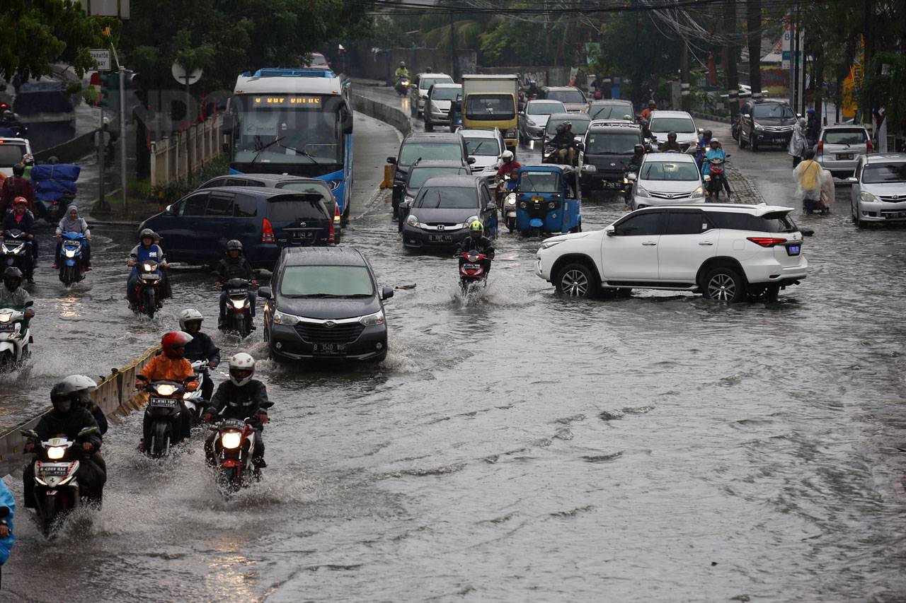 Hujan Deras, Air Genangi...