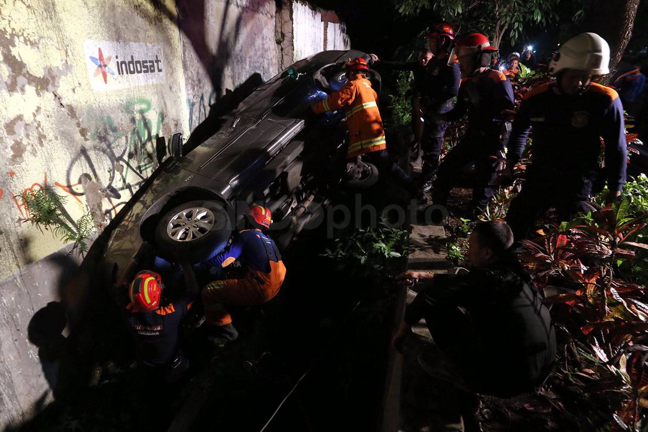 Mobil Masuk Selokan...