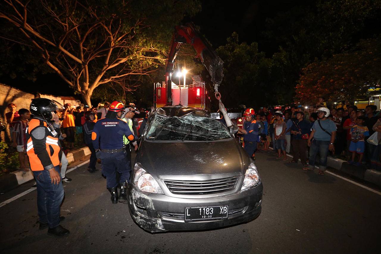 Mobil Masuk Selokan...