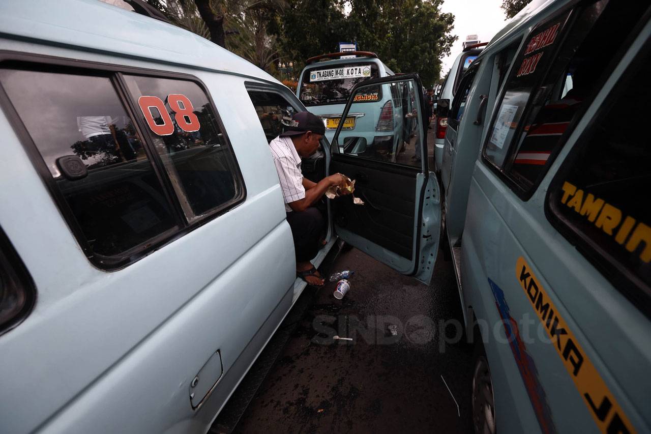 Ratusan Sopir Angkot...