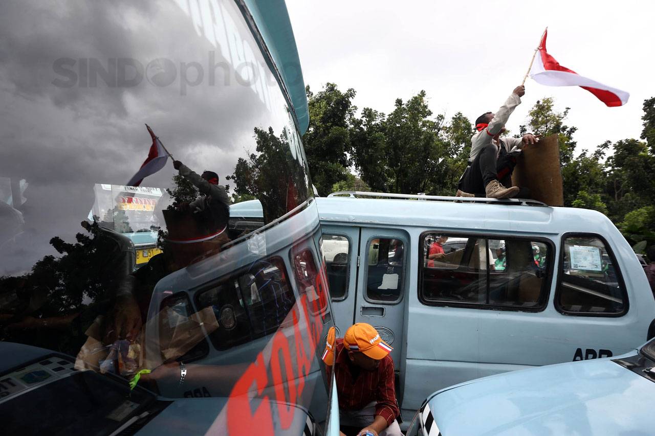 Ratusan Sopir Angkot...