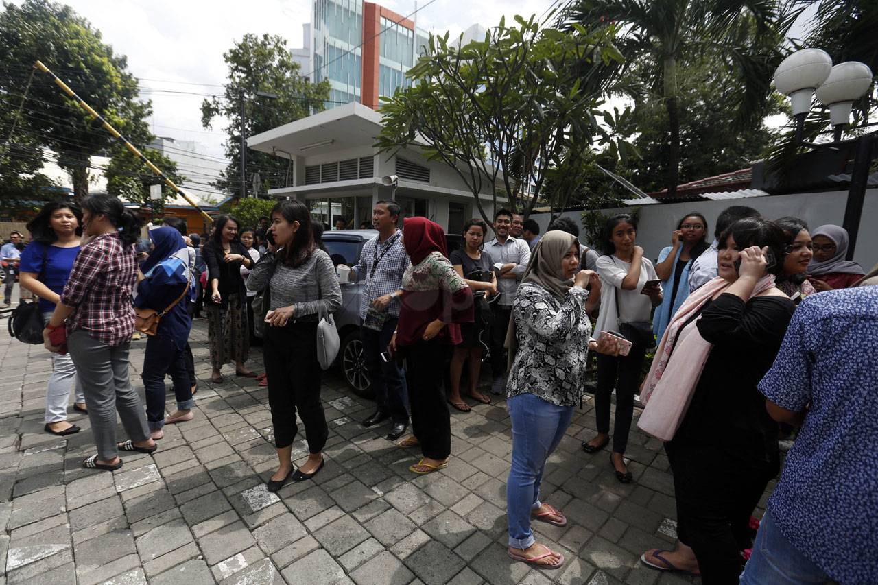 Gempa 6,4 SR, Karyawan...