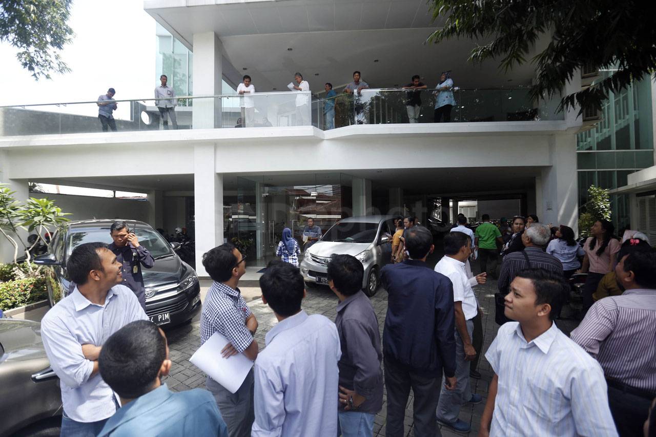 Gempa 6,4 SR, Karyawan...