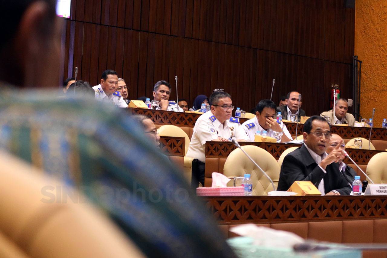 Menhub Rapat Kerja dengan...