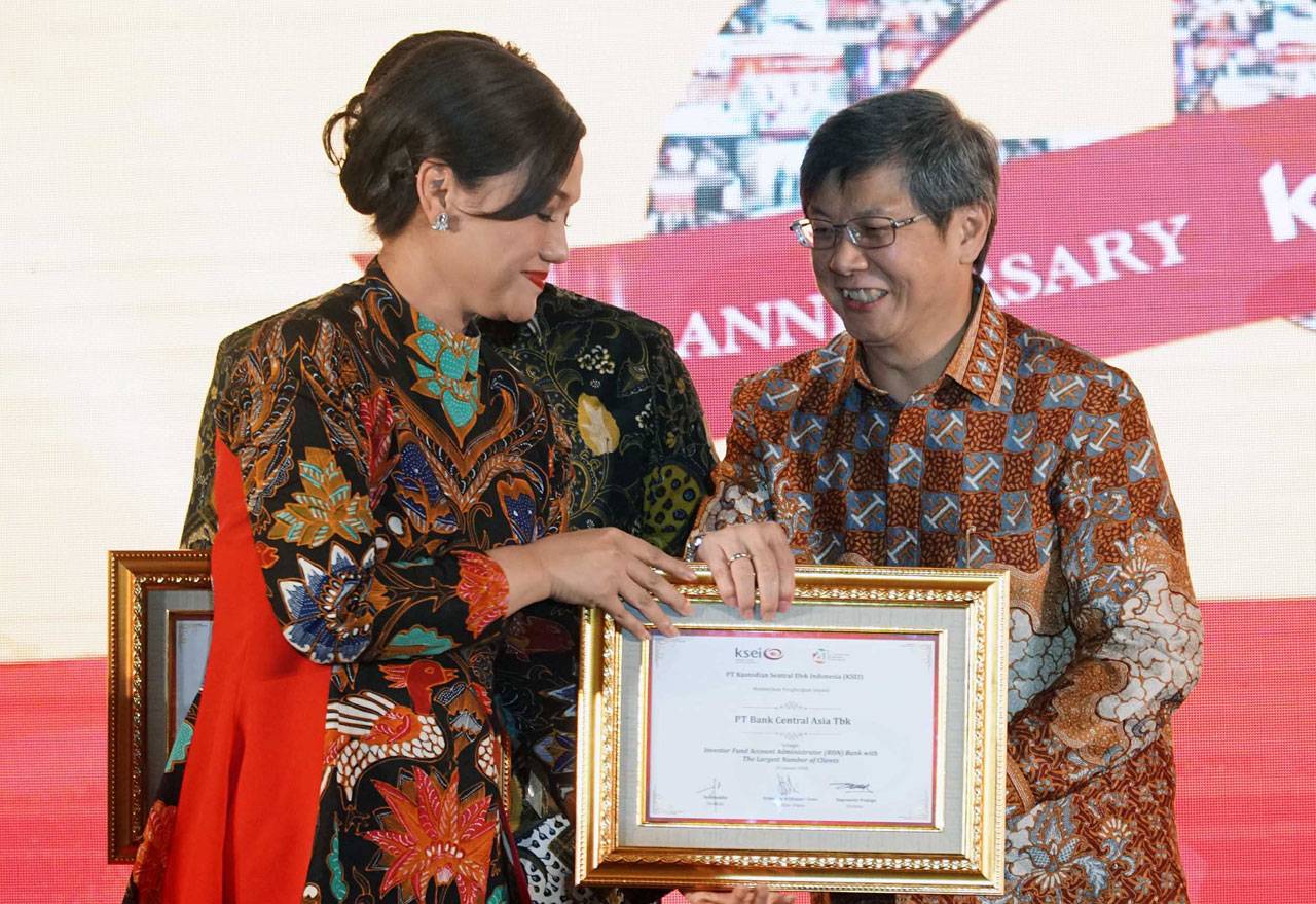 BCA Raih Dua Penghargaan...