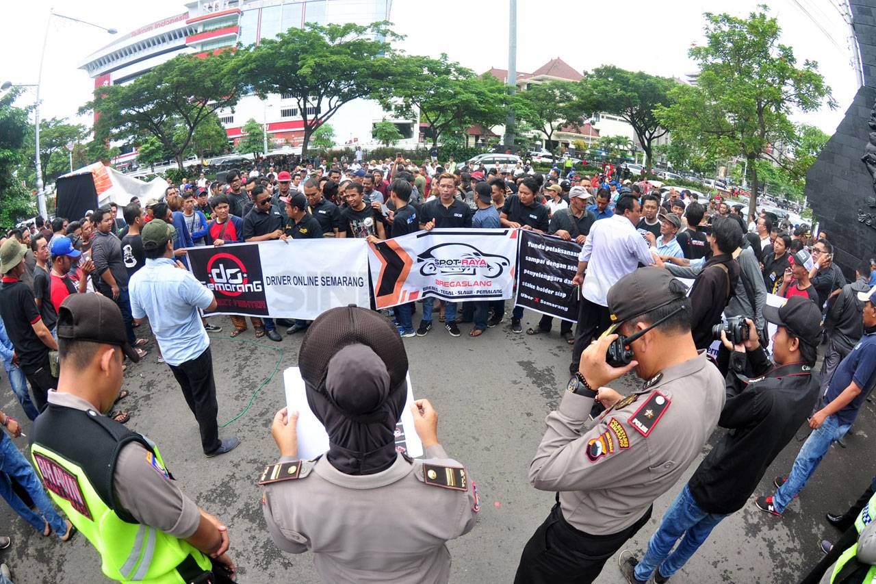 Ratusan Driver Online...