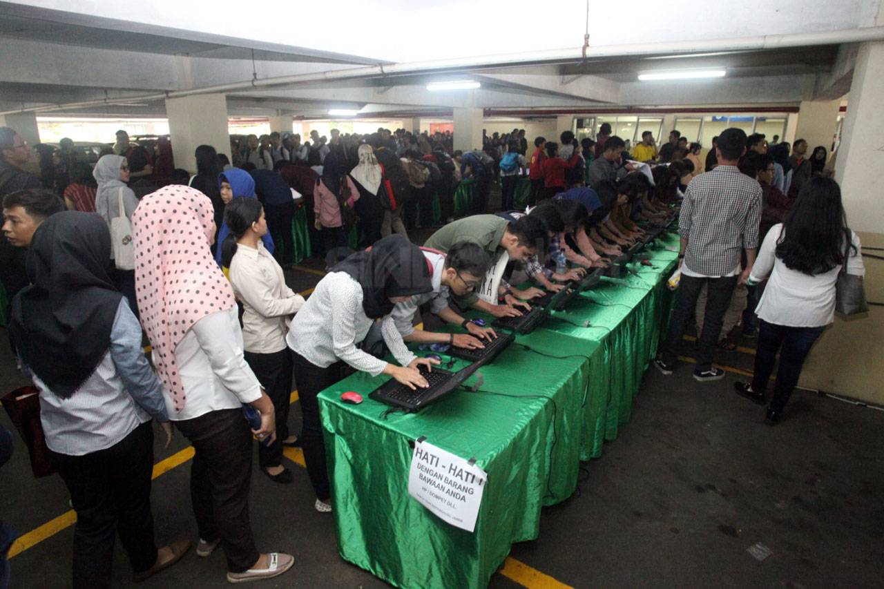 Ratusan Pencari Kerja...