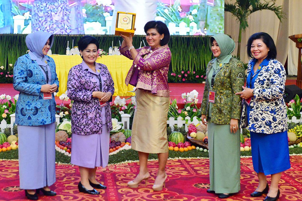 Ibu Menhan Berikan Pembekalan...