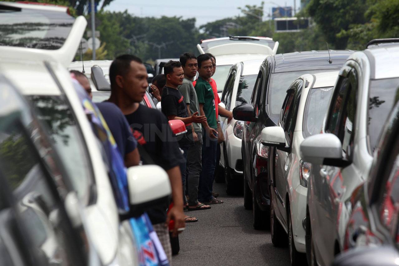 Sopir Taksi Online di...