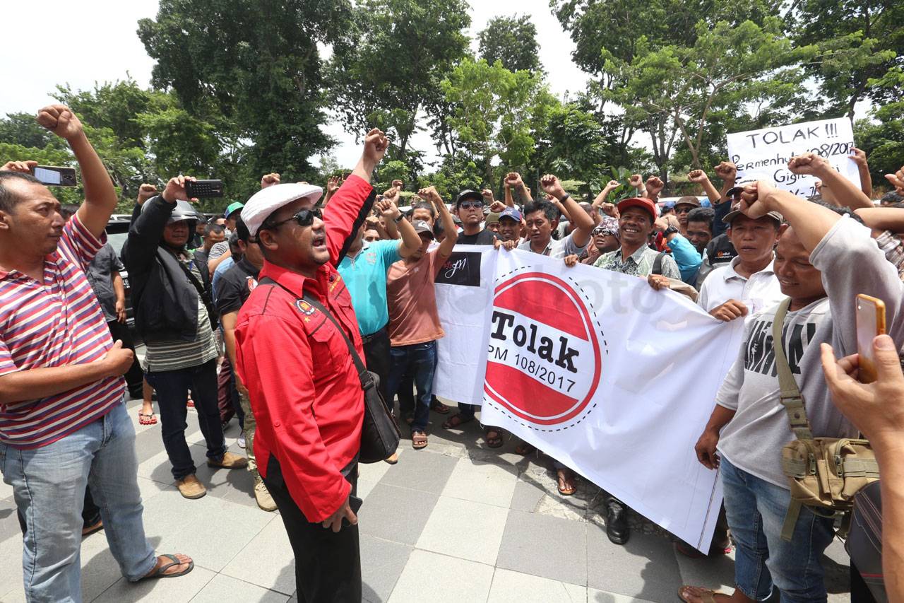 Sopir Taksi Online di...