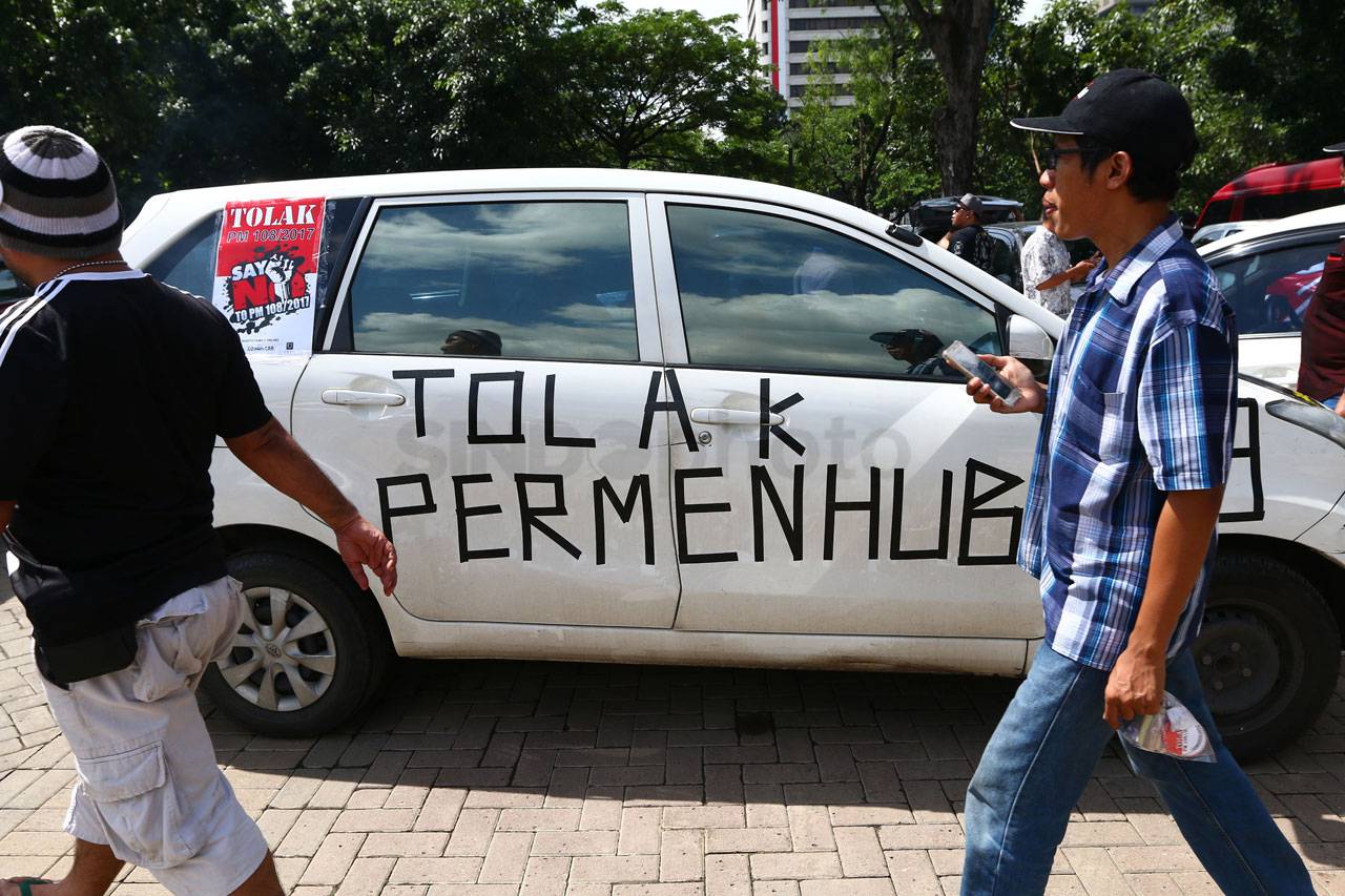 Ratusan Taksi Online...