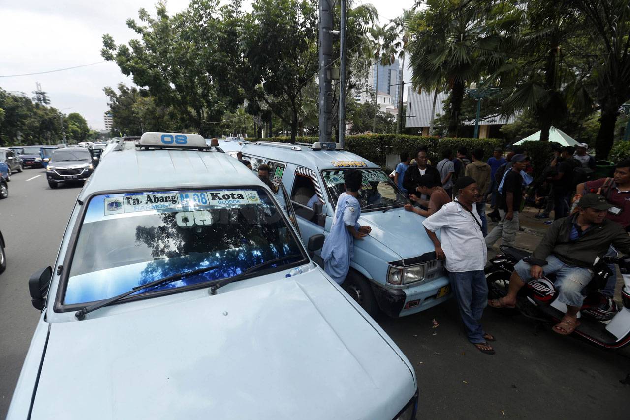 Ratusan Sopir Angkot...