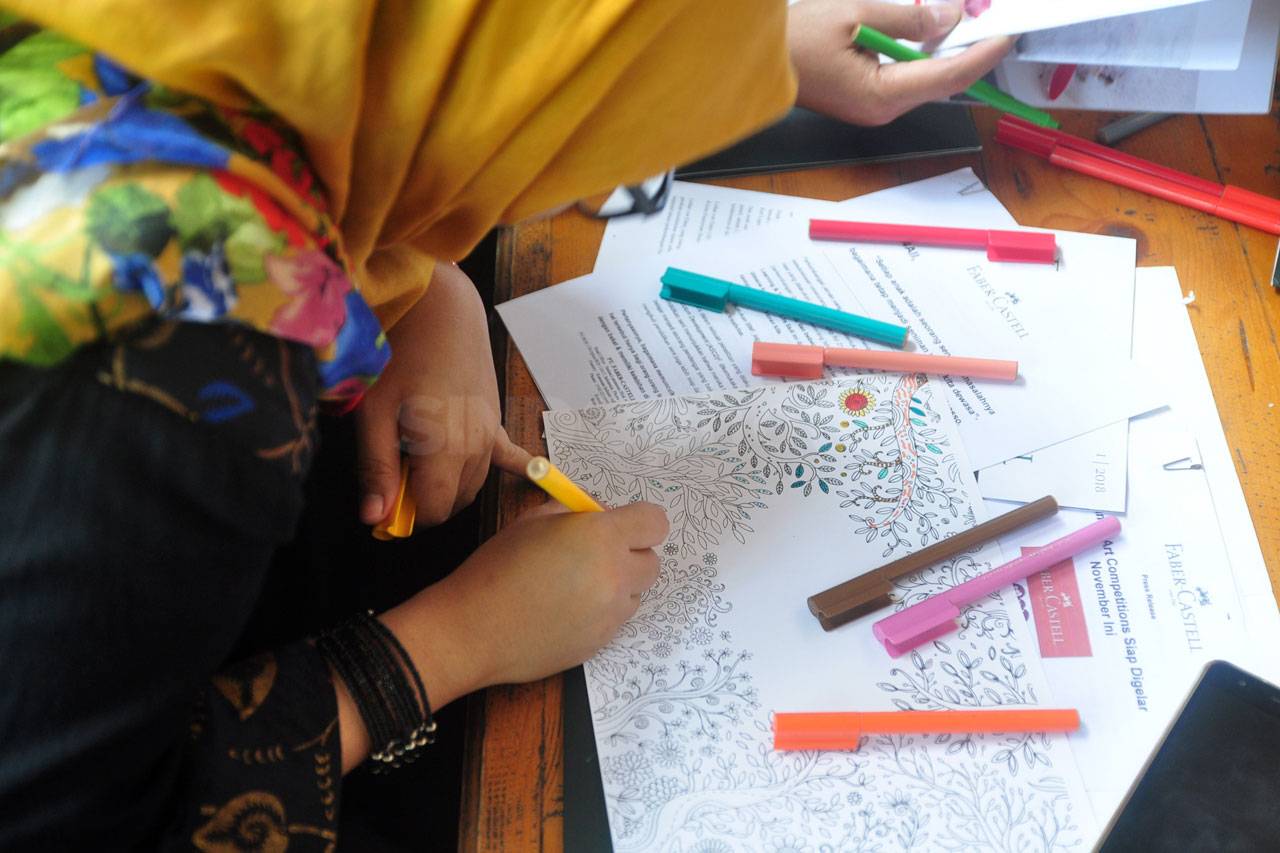 Mengeksplorasi Warna...