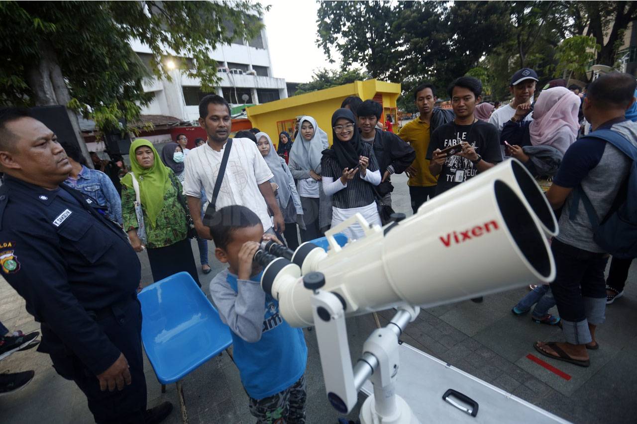 Warga Padati Planetarium...