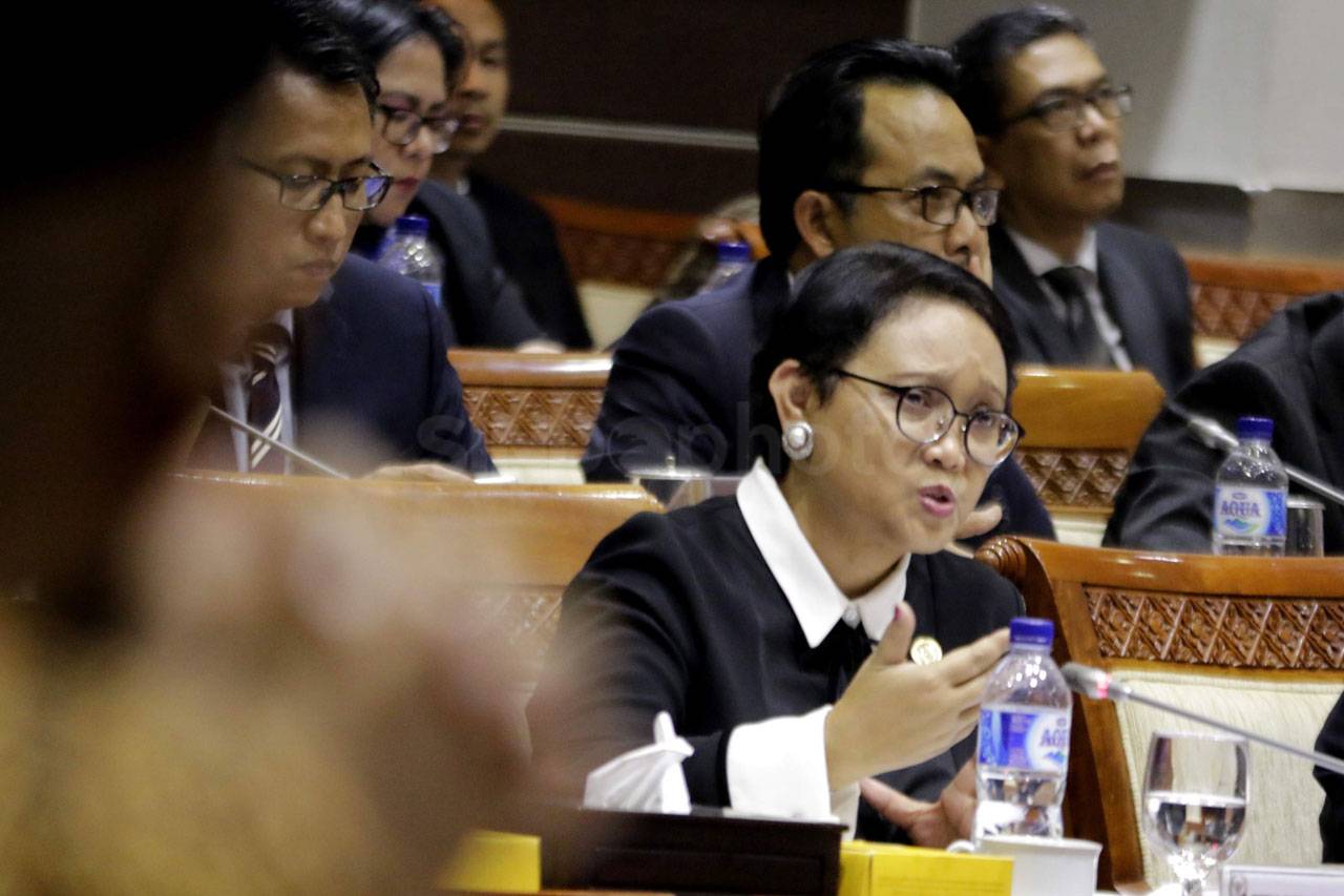 Menlu Retno Raker dengan...