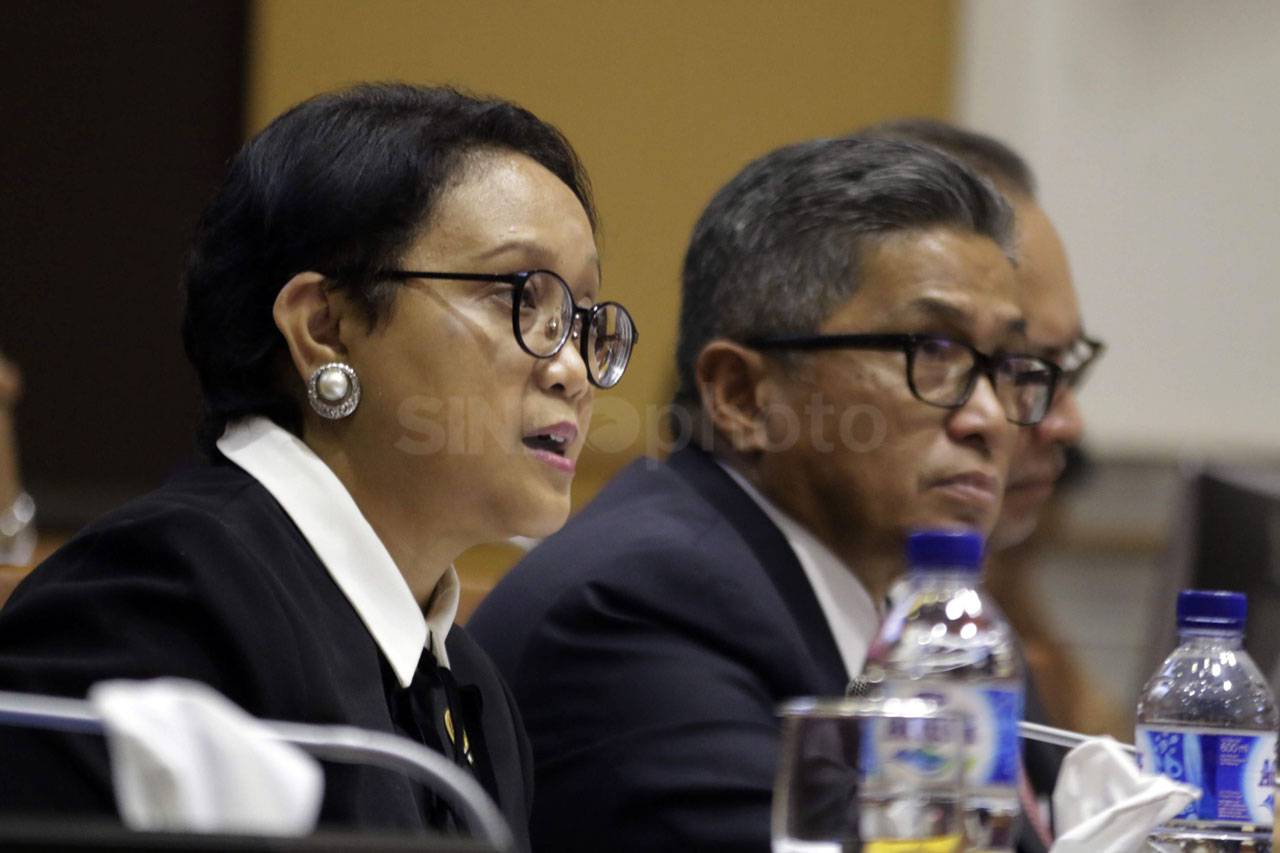 Menlu Retno Raker dengan...