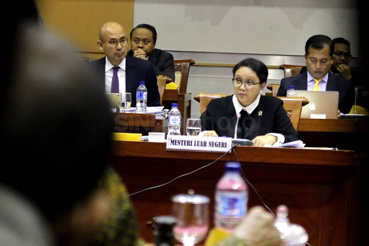 Menlu Retno Raker dengan...