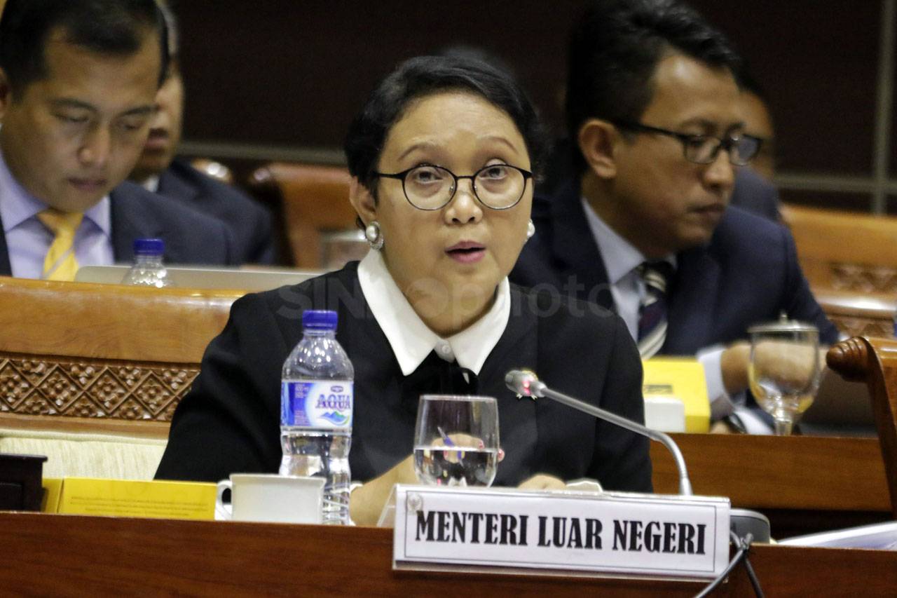 Menlu Retno Raker dengan...