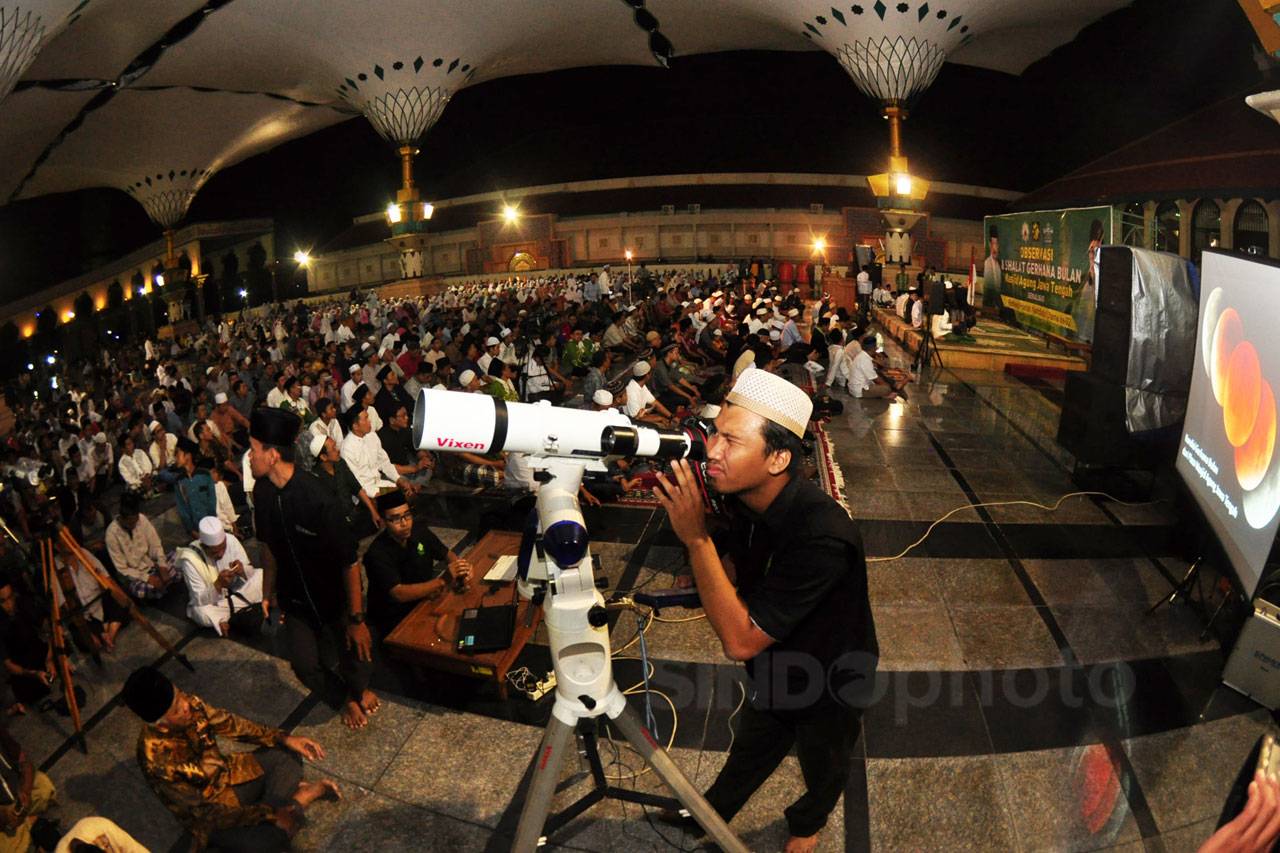 Ribuan Umat Muslim Salat...