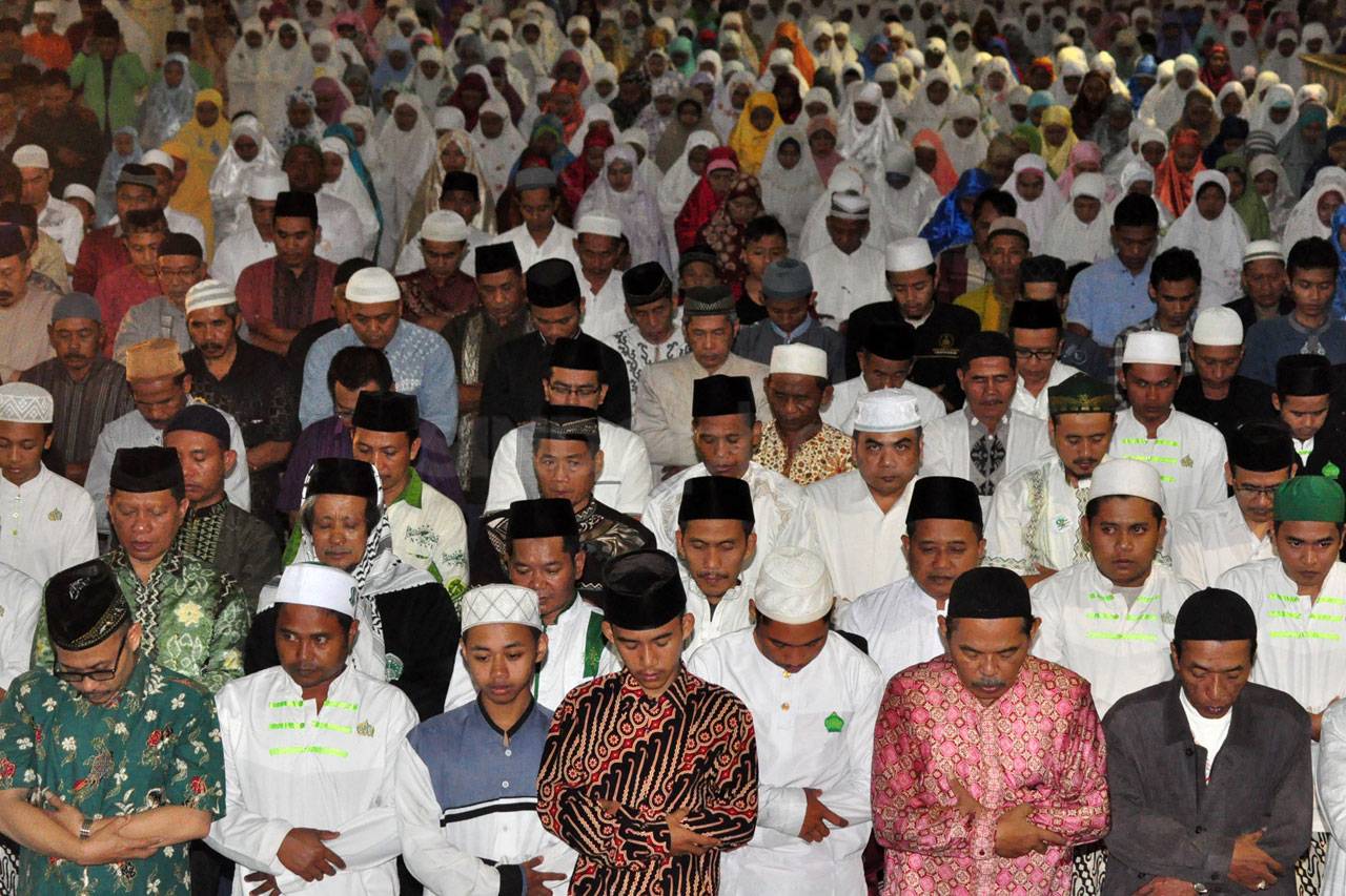 Ribuan Umat Muslim Salat...