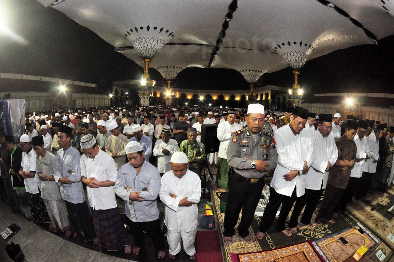 Ribuan Umat Muslim Salat...