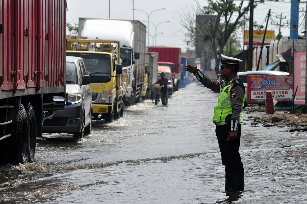 Banjir Rob Rendam Jalur...