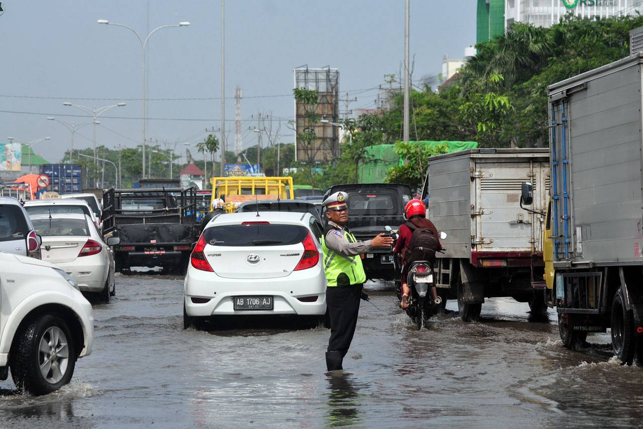 Banjir Rob Rendam Jalur...