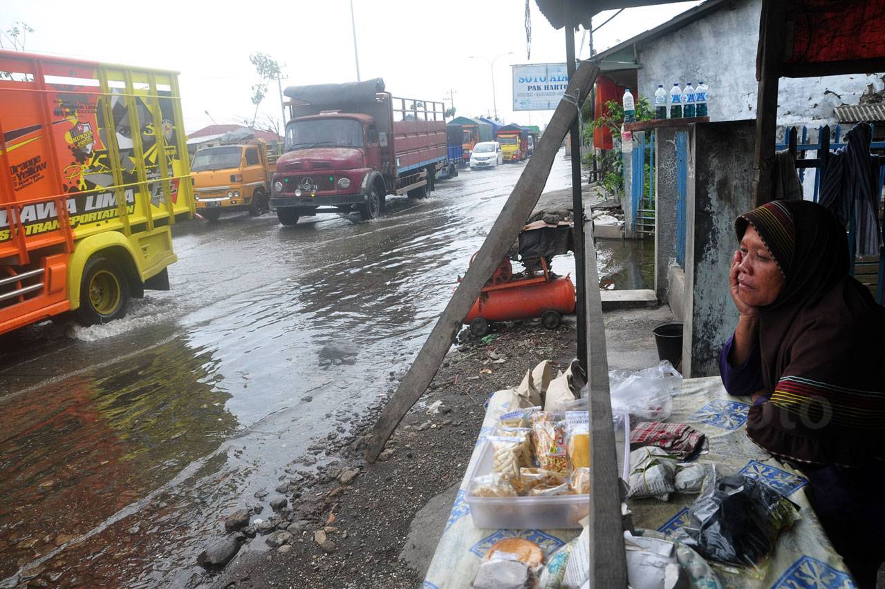 Banjir Rob Rendam Jalur...