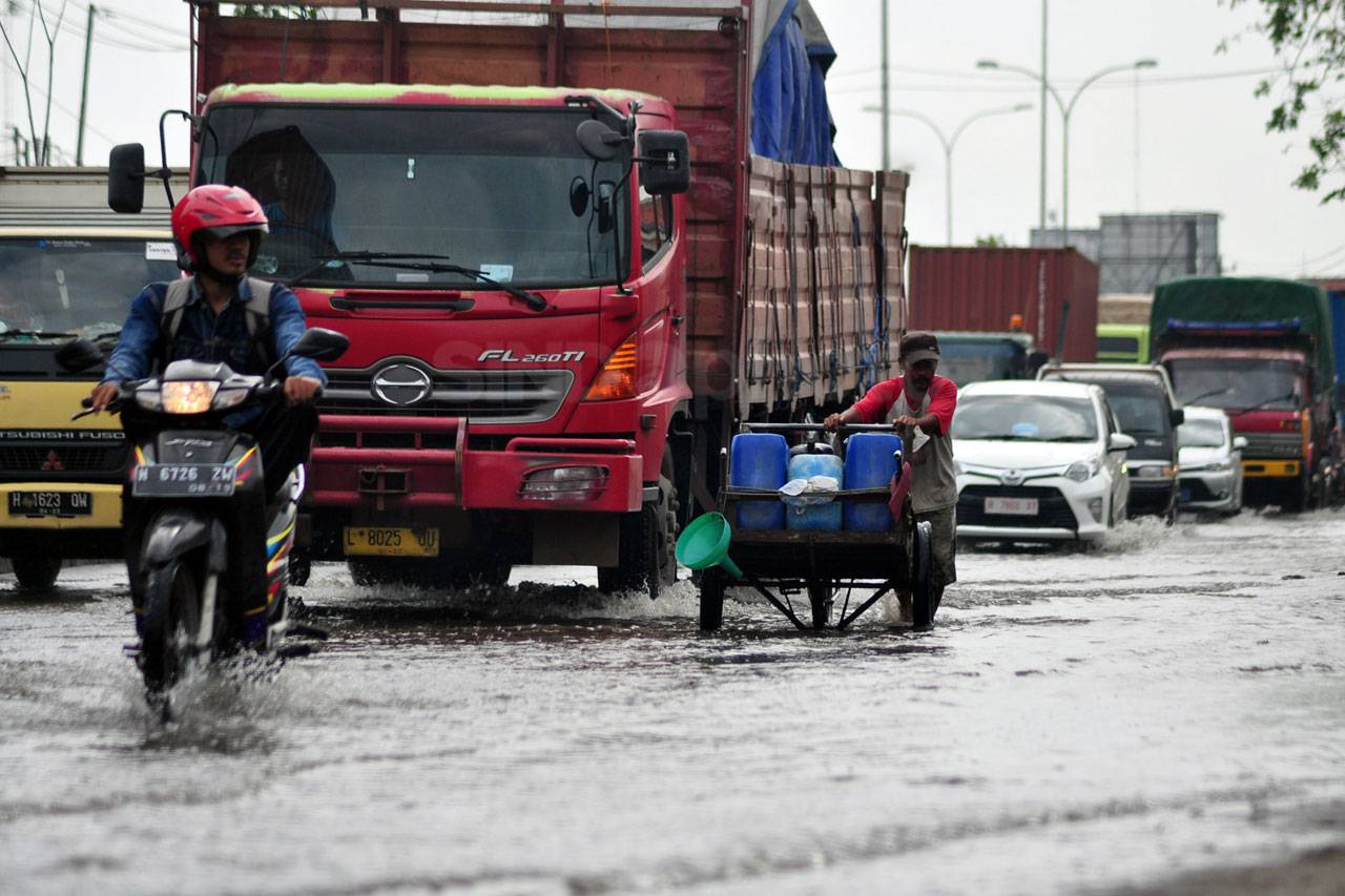 Banjir Rob Rendam Jalur...