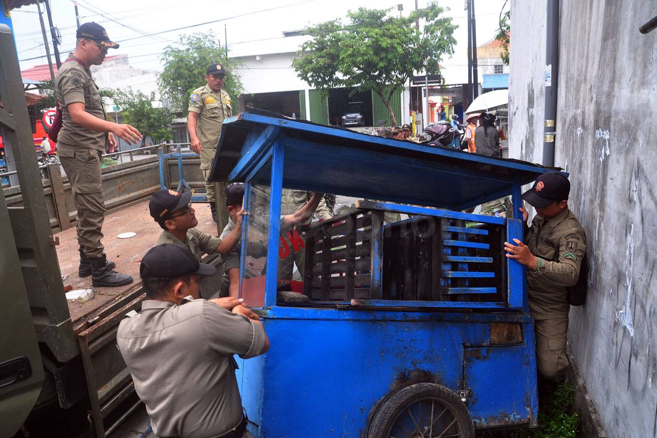 Satpol PP Tertibkan...
