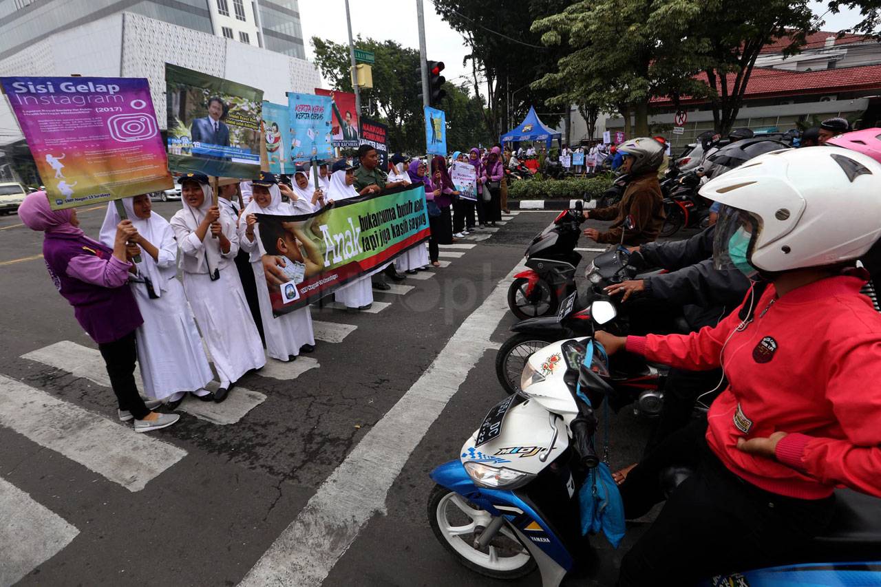 Pelajar dan Guru di...