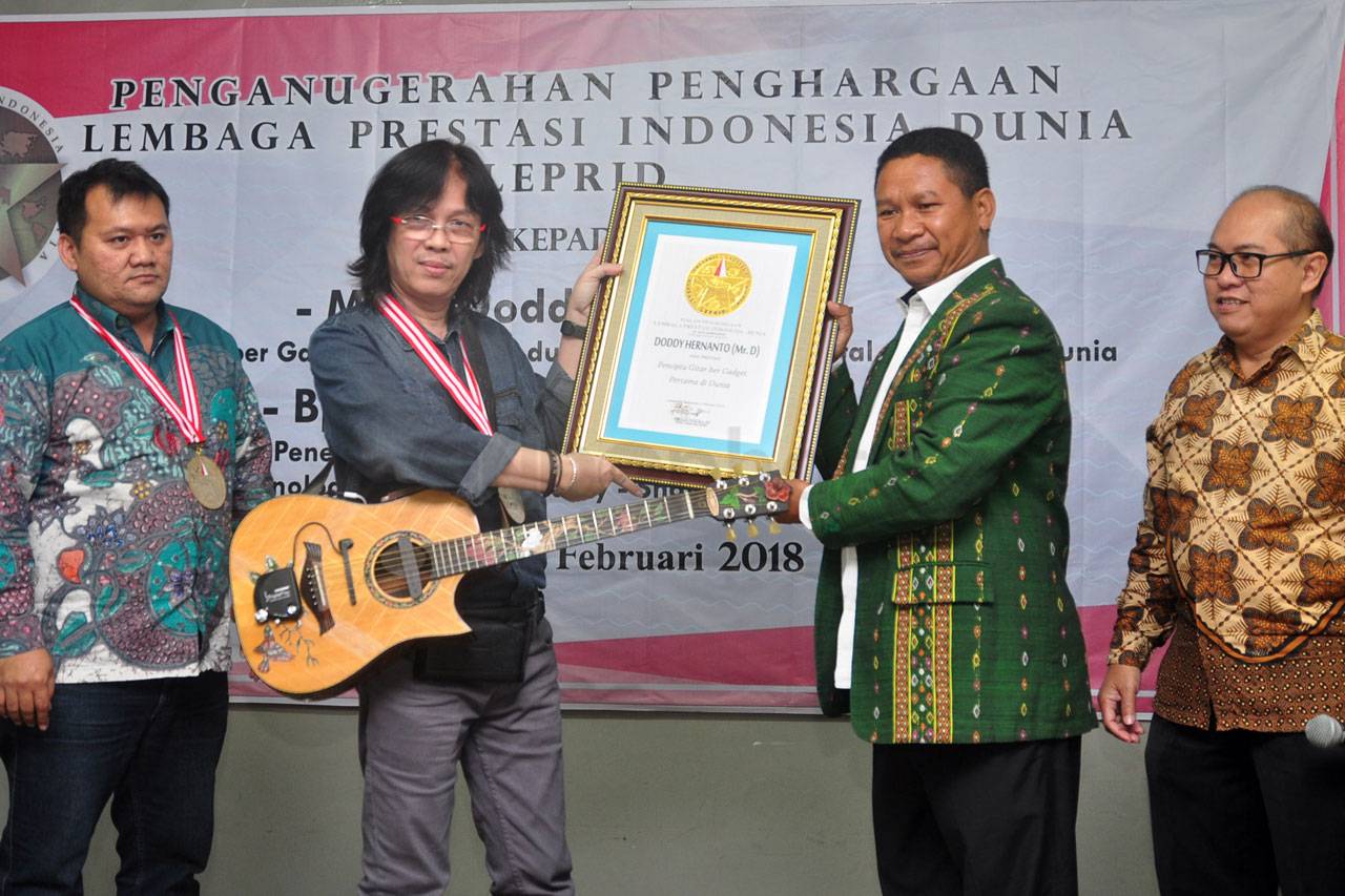 Rekor Penciptaan Gitar...