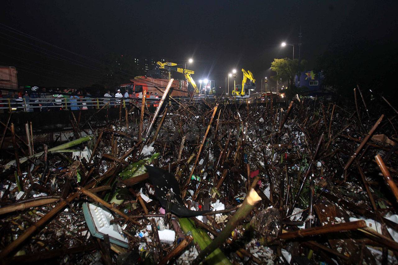 Sampah Luapan Ciliwung...