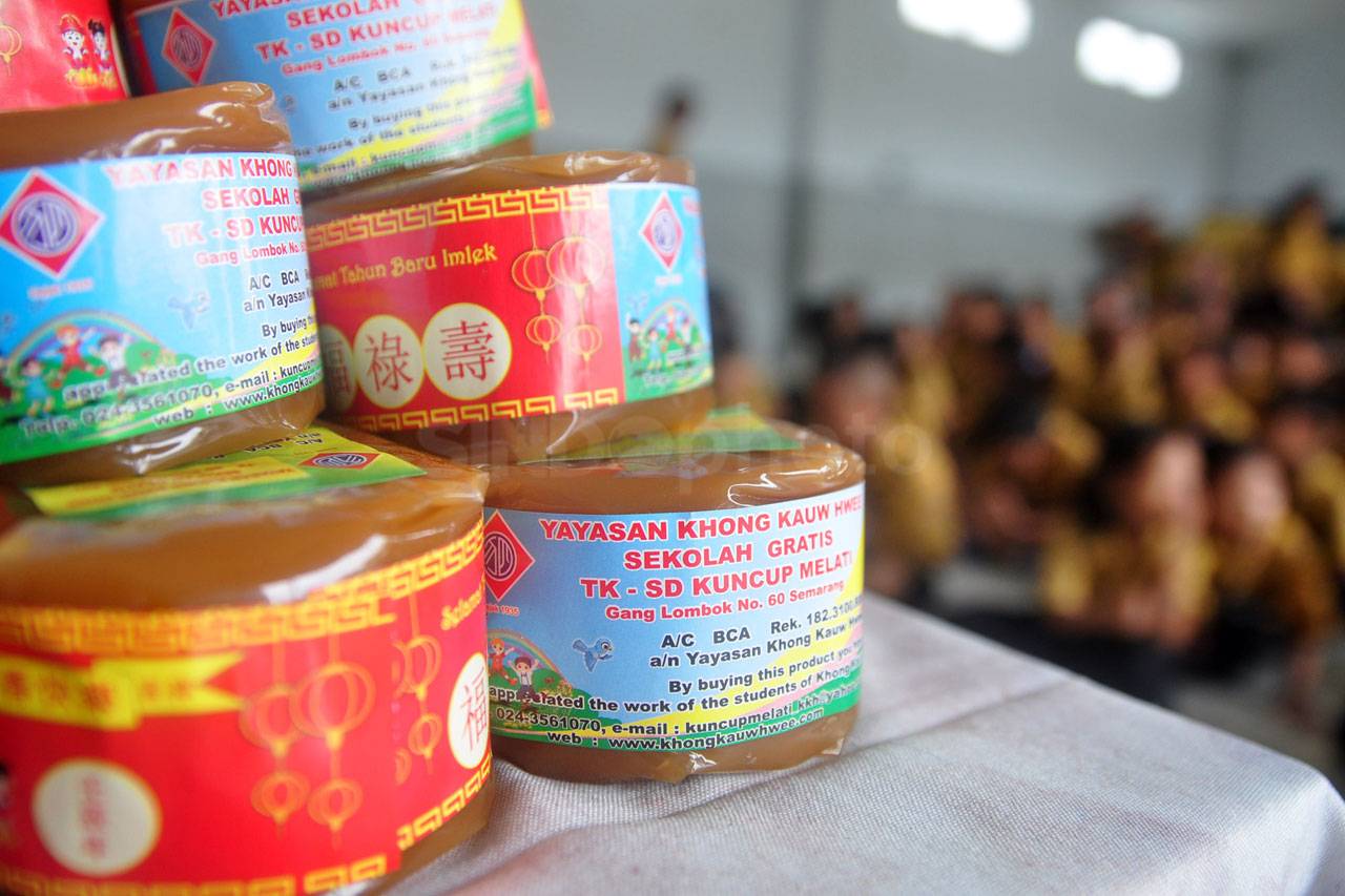 Tradisi Berbagi Kue...