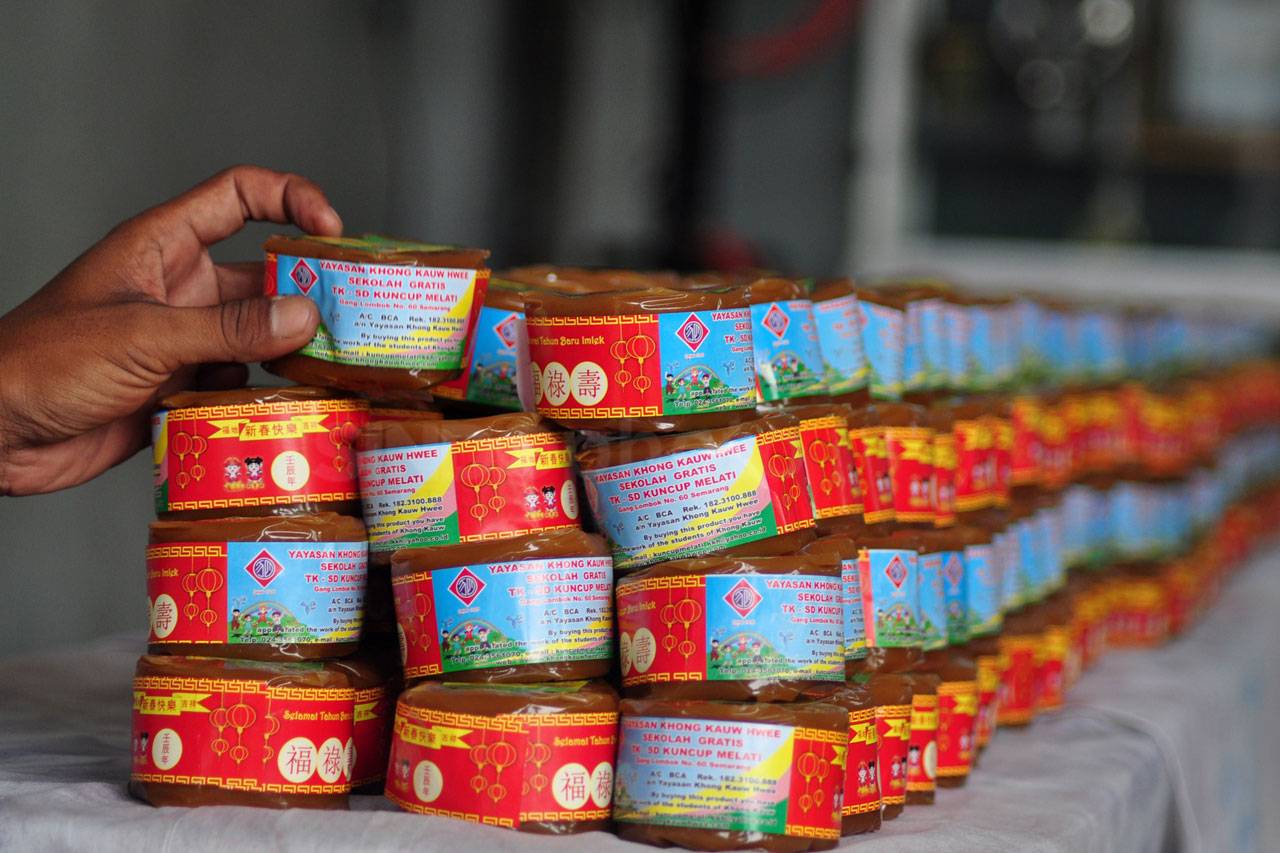 Tradisi Berbagi Kue...