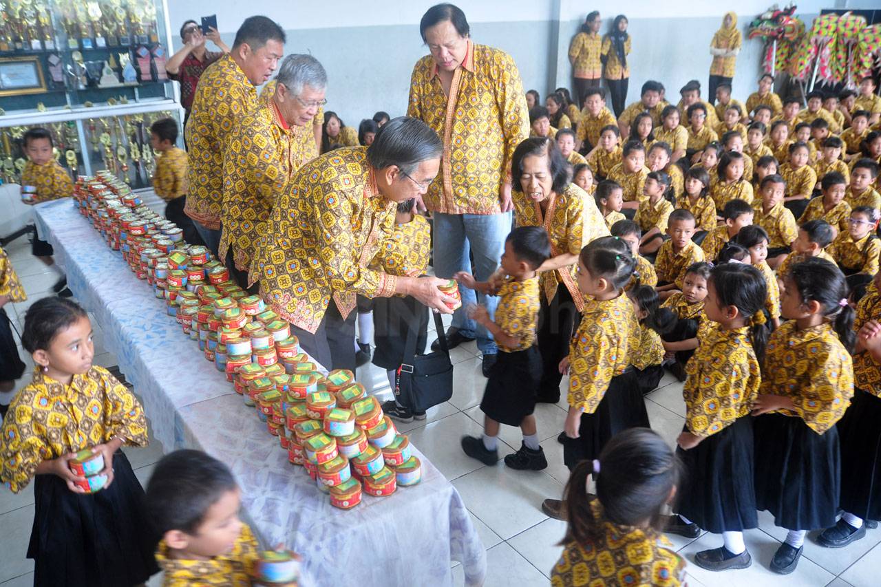 Tradisi Berbagi Kue...