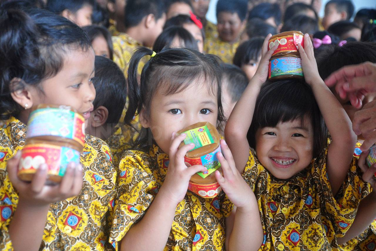Tradisi Berbagi Kue...