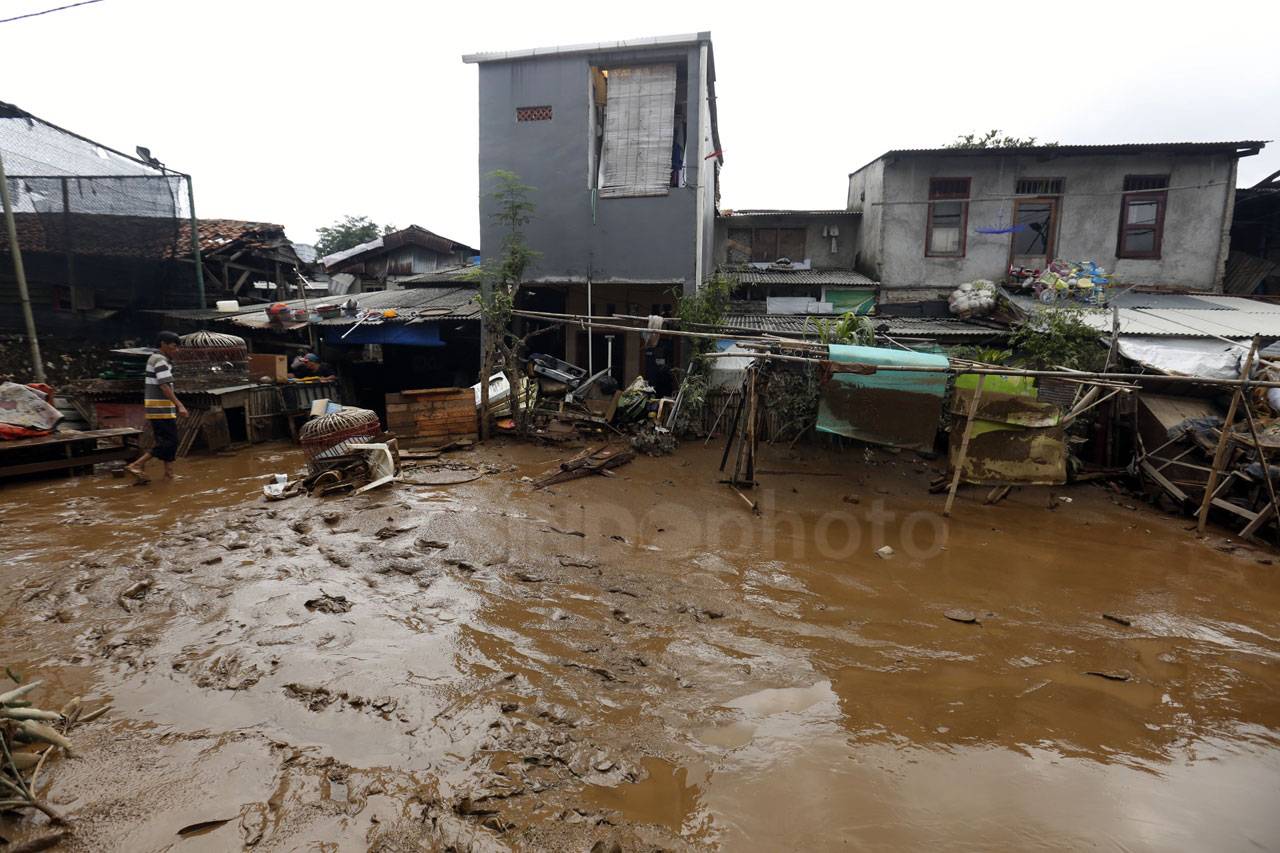 Warga Rawajati Jakarta...