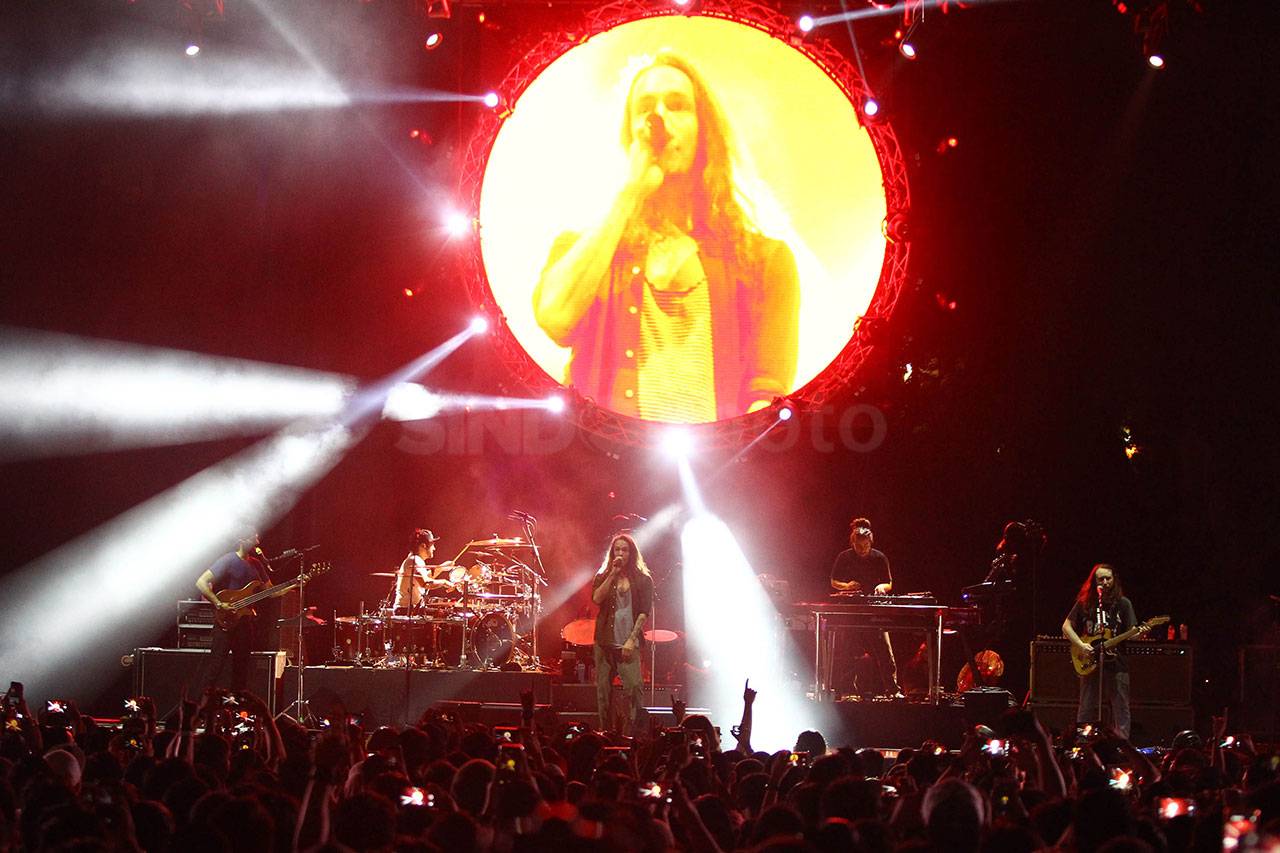 Incubus Tampil Menghentak...