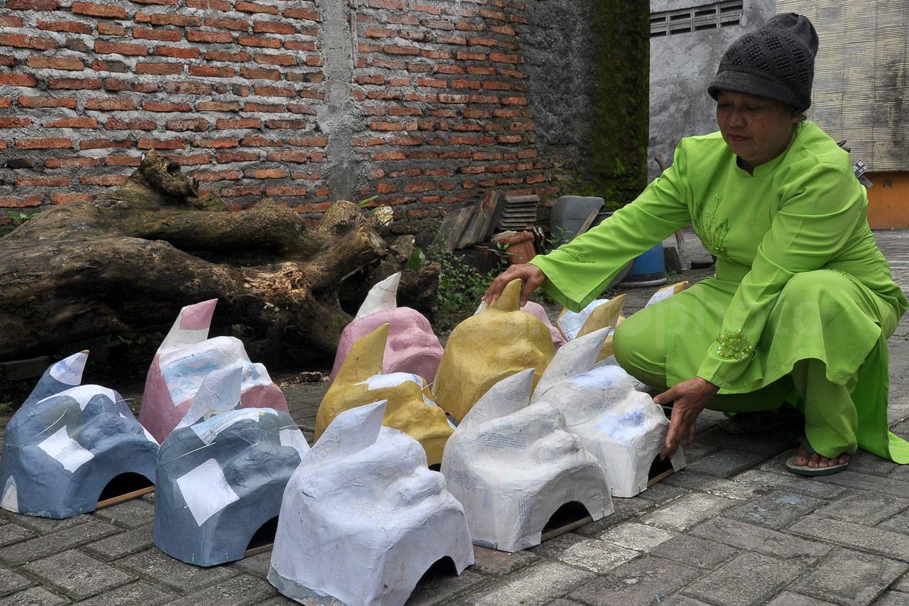 Jelang Imlek, Perajin...