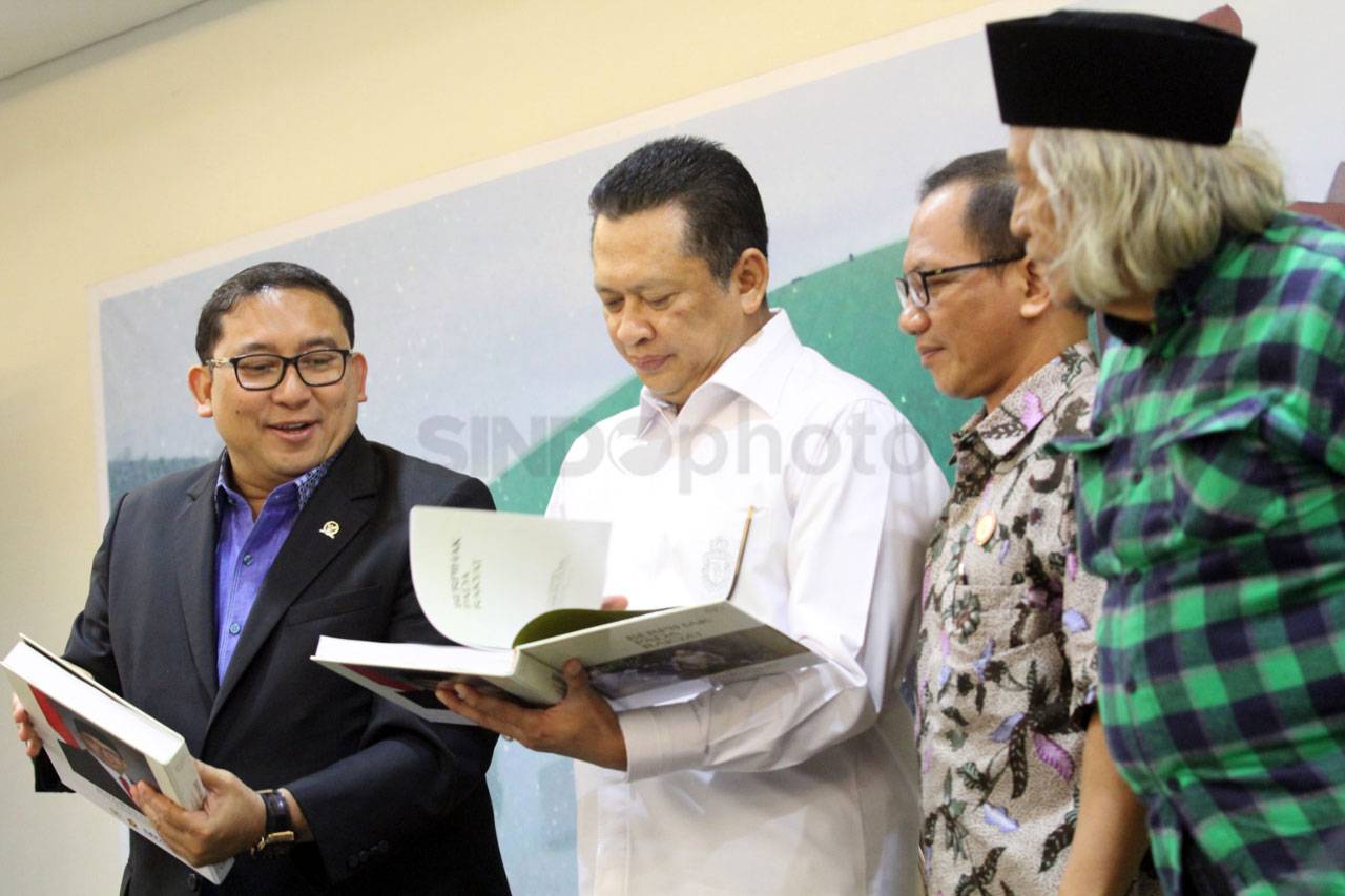 Fadli Zon Luncurkan...