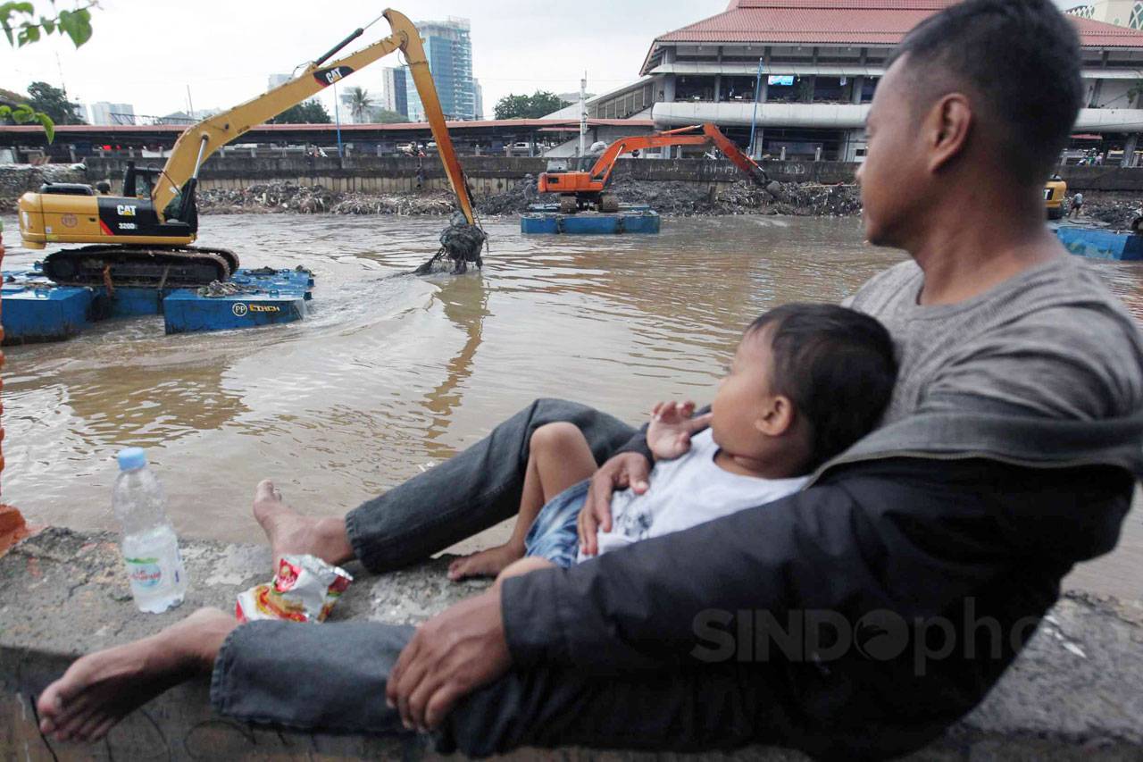 Pengerukan Sungai Ciliwung...