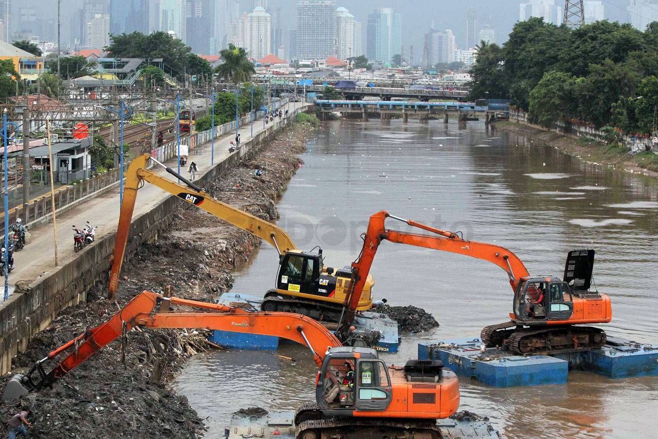 Pengerukan Sungai Ciliwung...