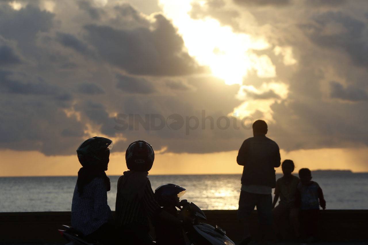 Menikmati Sunset di...