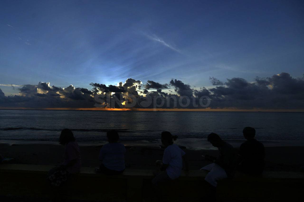 Menikmati Sunset di...
