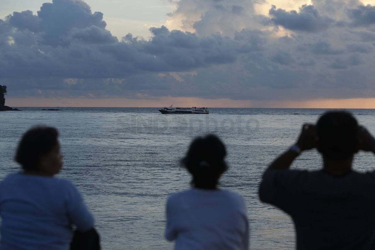 Menikmati Sunset di...