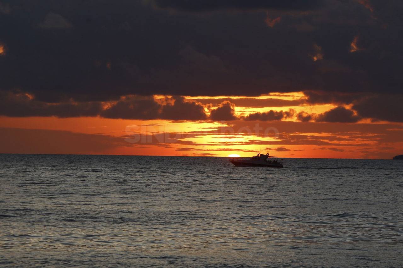 Menikmati Sunset di...