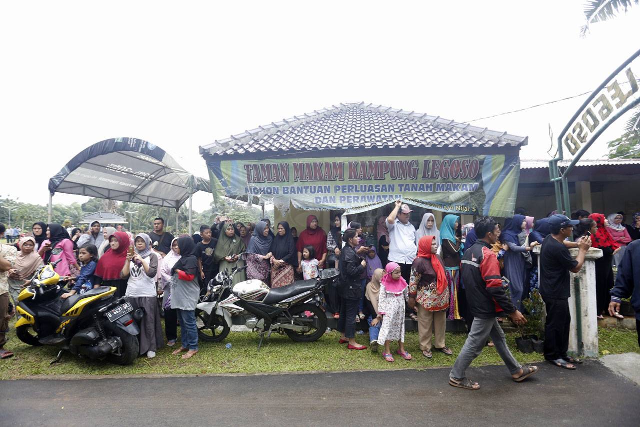Ribuan Pelayat Hadiri...